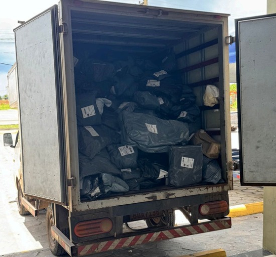 Baú carregado com encomendas para entrega